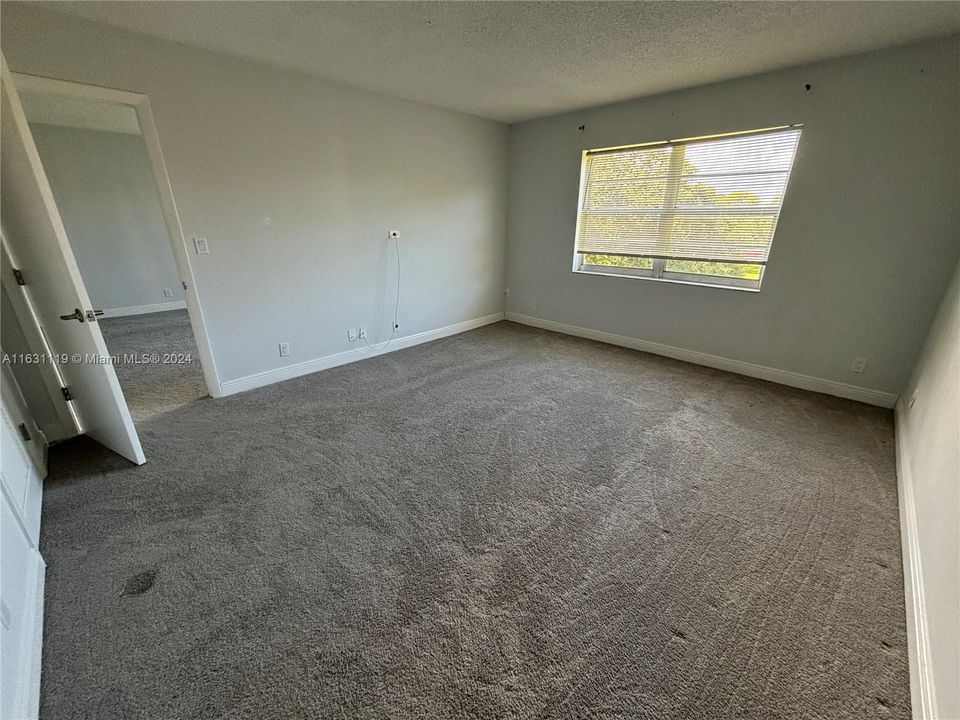 Active With Contract: $1,590 (1 beds, 1 baths, 835 Square Feet)