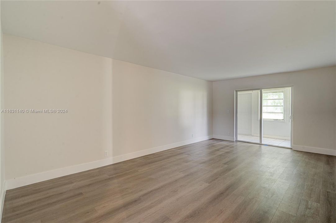 Active With Contract: $157,900 (1 beds, 1 baths, 748 Square Feet)