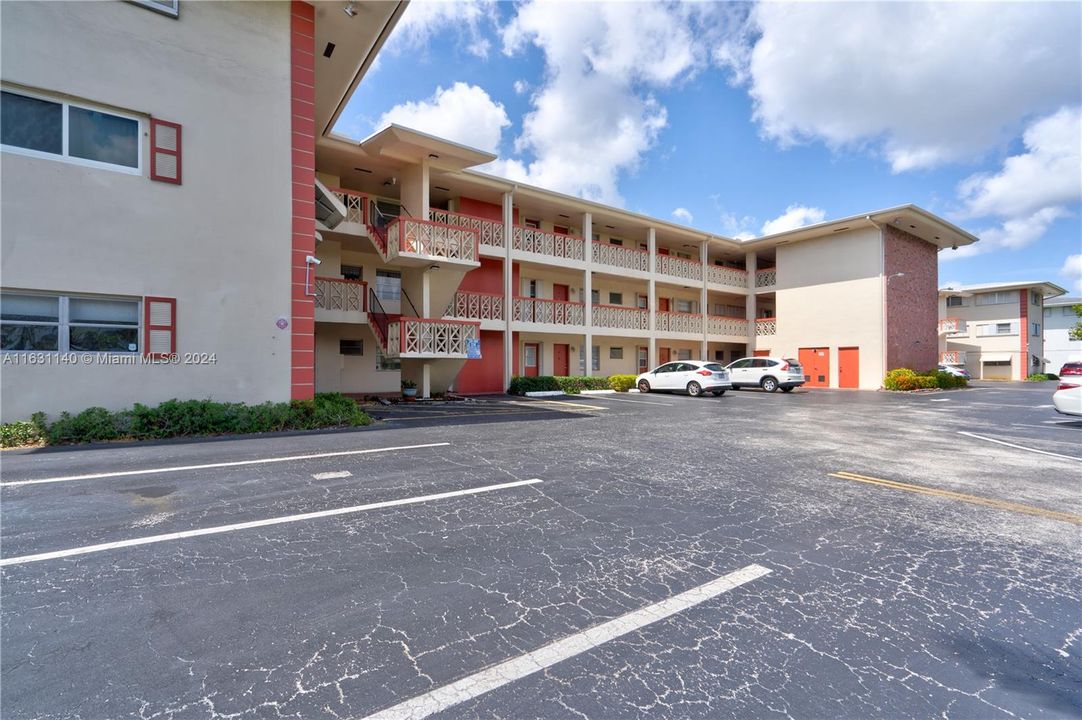 Active With Contract: $157,900 (1 beds, 1 baths, 748 Square Feet)