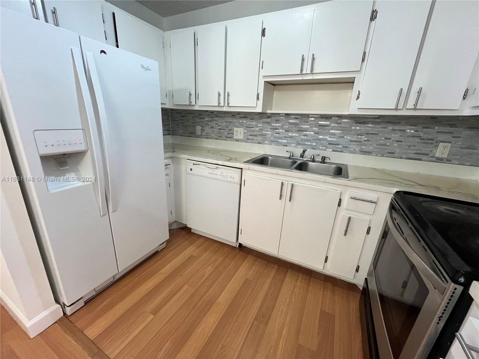 For Rent: $1,850 (2 beds, 2 baths, 870 Square Feet)