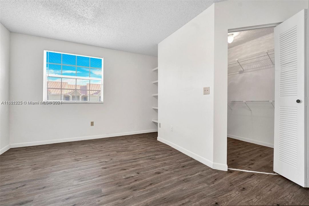 Active With Contract: $240,000 (1 beds, 1 baths, 887 Square Feet)