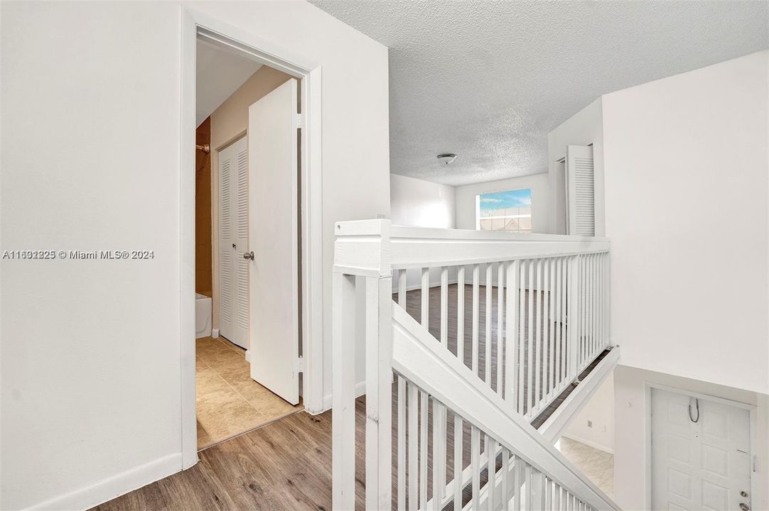 Active With Contract: $240,000 (1 beds, 1 baths, 887 Square Feet)