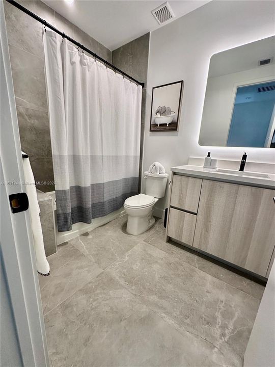 2nd Floor full bath with Tub/shower