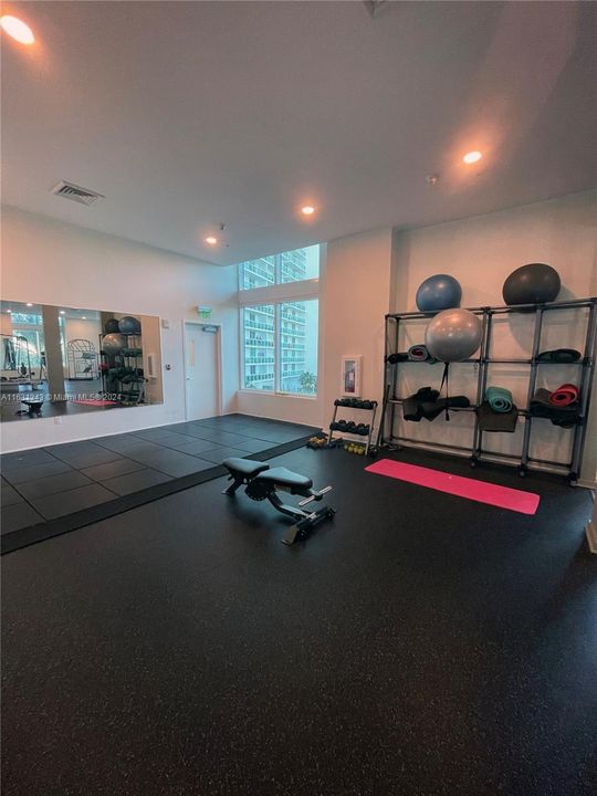 Recently Rented: $4,600 (2 beds, 2 baths, 1400 Square Feet)