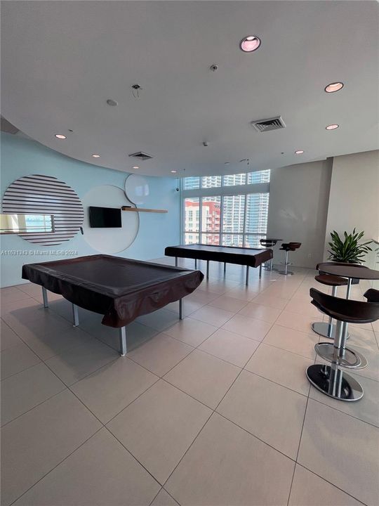 Recently Rented: $4,600 (2 beds, 2 baths, 1400 Square Feet)