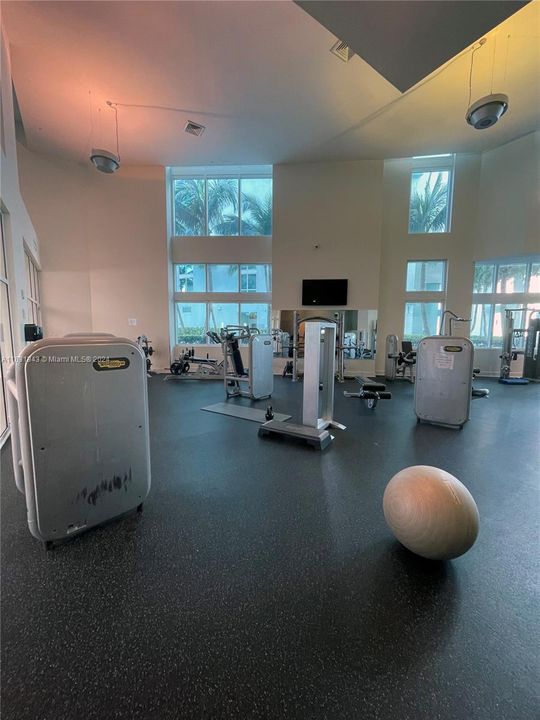 Recently Rented: $4,600 (2 beds, 2 baths, 1400 Square Feet)