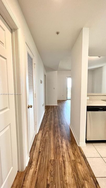 Active With Contract: $2,300 (1 beds, 1 baths, 721 Square Feet)