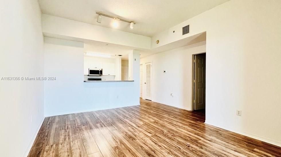 Active With Contract: $2,300 (1 beds, 1 baths, 721 Square Feet)