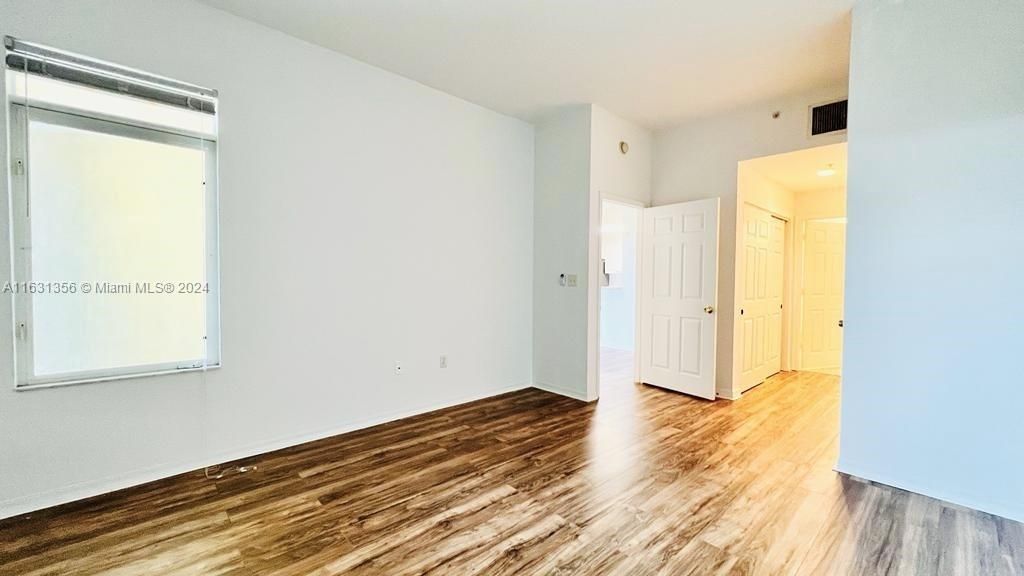 Active With Contract: $2,300 (1 beds, 1 baths, 721 Square Feet)