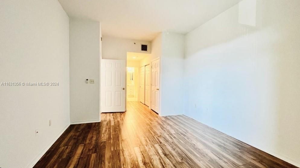 Active With Contract: $2,300 (1 beds, 1 baths, 721 Square Feet)