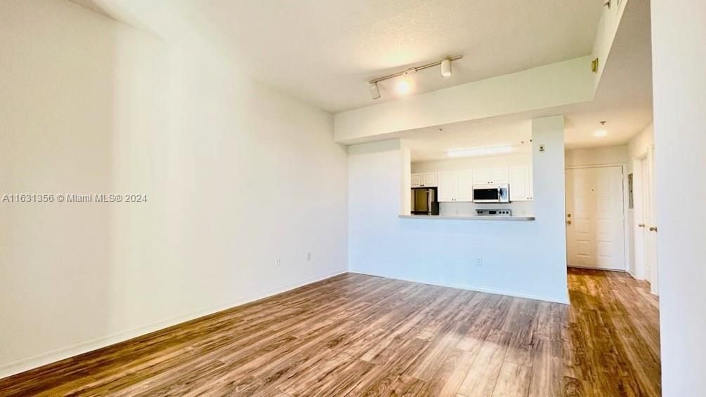 Active With Contract: $2,300 (1 beds, 1 baths, 721 Square Feet)