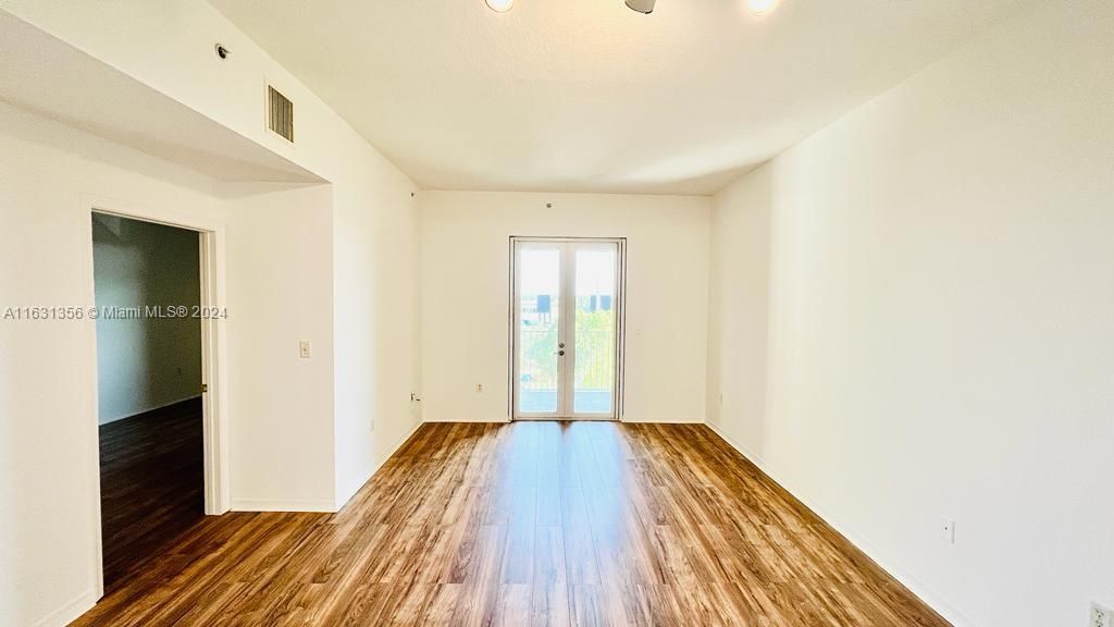 Active With Contract: $2,300 (1 beds, 1 baths, 721 Square Feet)