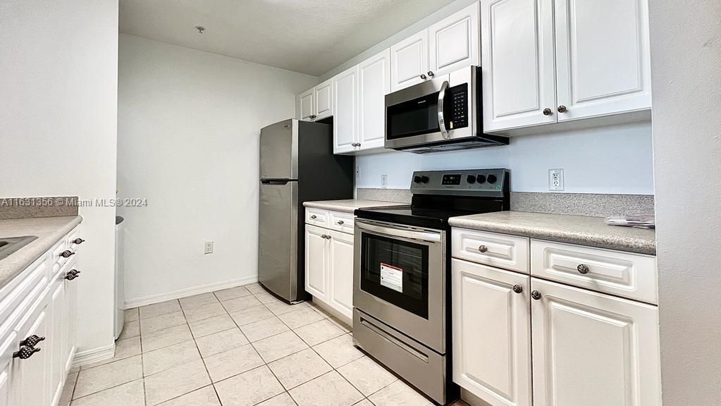 Active With Contract: $2,300 (1 beds, 1 baths, 721 Square Feet)