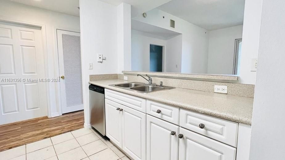 Active With Contract: $2,300 (1 beds, 1 baths, 721 Square Feet)