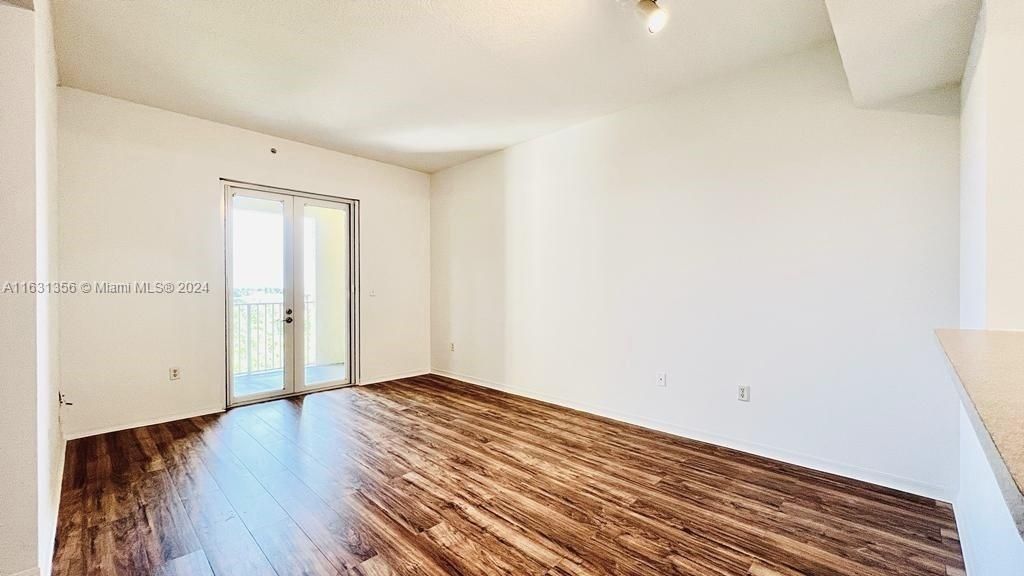 Active With Contract: $2,300 (1 beds, 1 baths, 721 Square Feet)