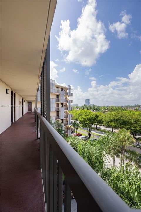 COMMON BUILDING BALCONY / "CAT WALK"