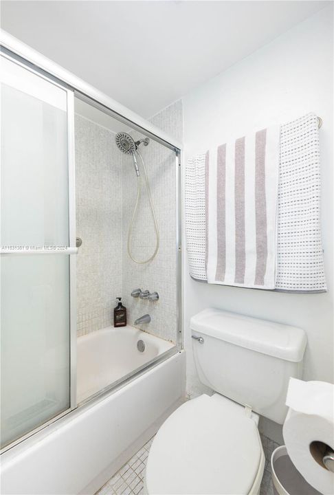 BATH TUB/SHOWER COMBINATION