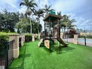 Recently Sold: $289,900 (3 beds, 2 baths, 1196 Square Feet)