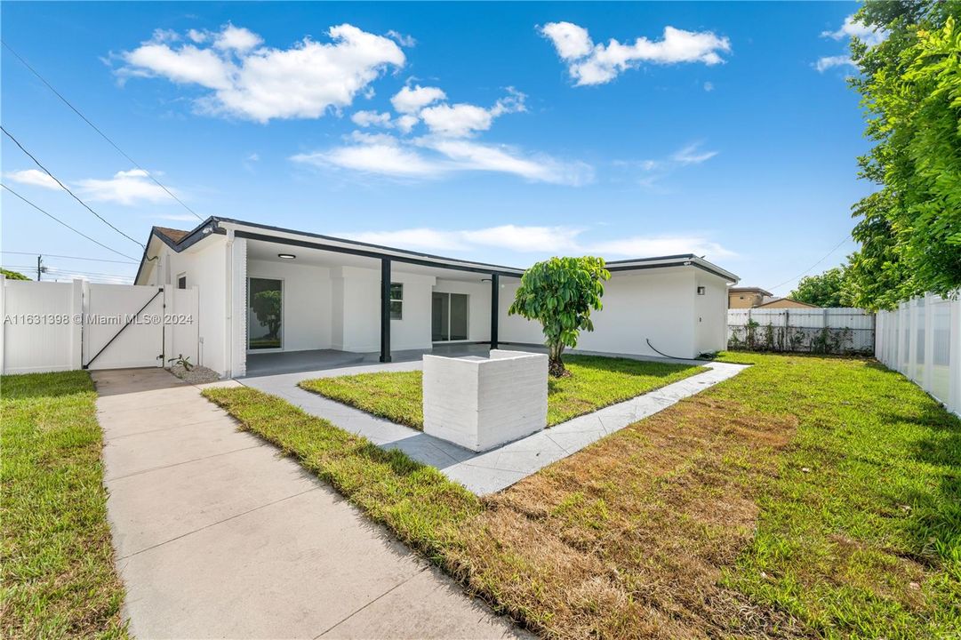 Active With Contract: $580,000 (4 beds, 2 baths, 1541 Square Feet)