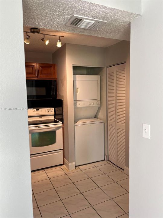 Active With Contract: $289,900 (2 beds, 2 baths, 812 Square Feet)