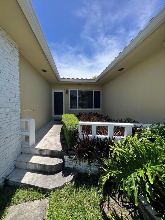 Active With Contract: $5,300 (2 beds, 2 baths, 1608 Square Feet)