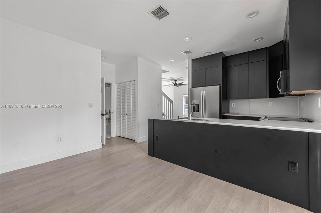 Recently Sold: $369,500 (3 beds, 2 baths, 1371 Square Feet)