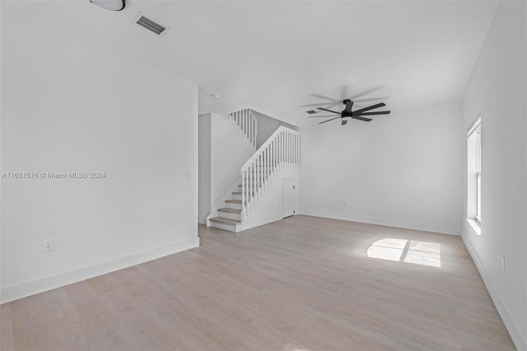 Recently Sold: $369,500 (3 beds, 2 baths, 1371 Square Feet)