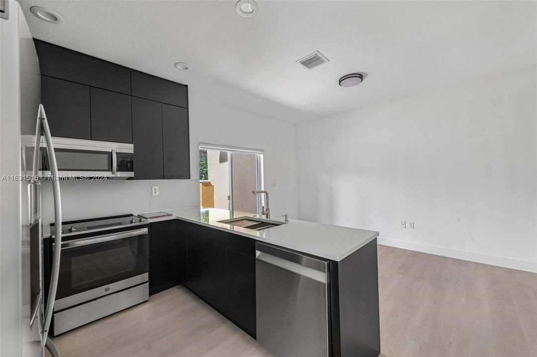 Recently Sold: $369,500 (3 beds, 2 baths, 1371 Square Feet)