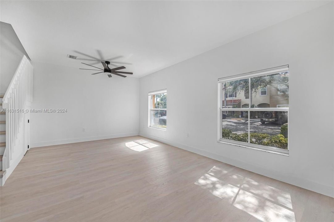 Recently Sold: $369,500 (3 beds, 2 baths, 1371 Square Feet)