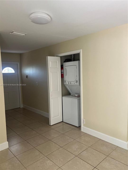 Recently Rented: $1,800 (2 beds, 1 baths, 950 Square Feet)