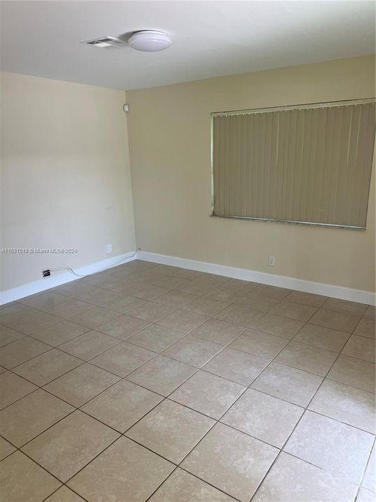 Recently Rented: $1,800 (2 beds, 1 baths, 950 Square Feet)