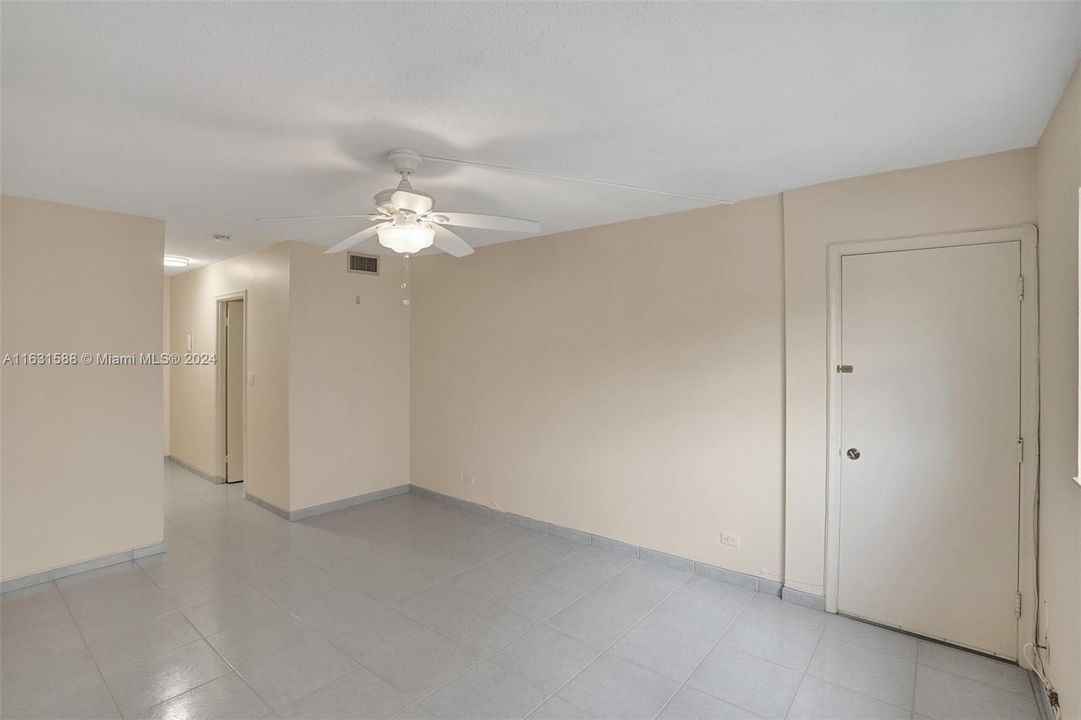 Active With Contract: $2,000 (1 beds, 1 baths, 780 Square Feet)