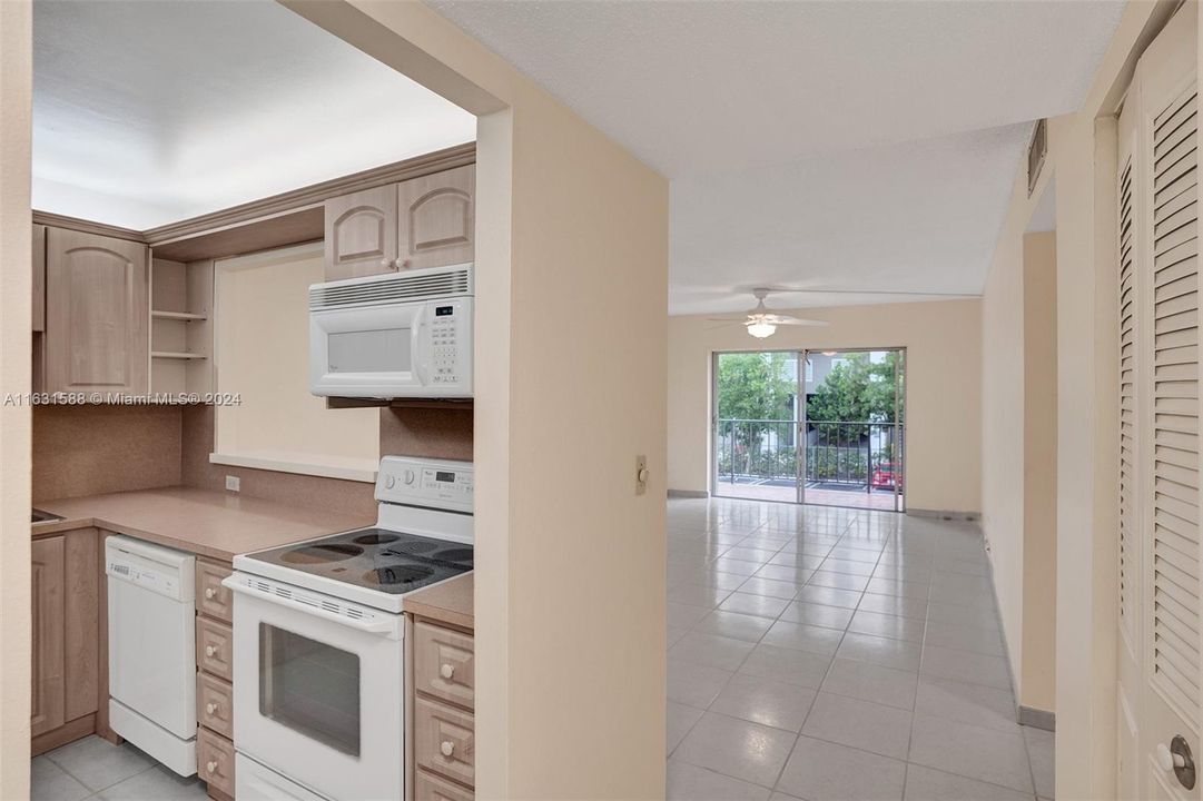 Active With Contract: $2,000 (1 beds, 1 baths, 780 Square Feet)