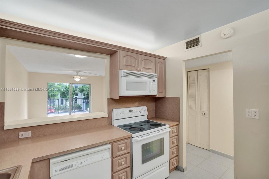 Active With Contract: $2,000 (1 beds, 1 baths, 780 Square Feet)