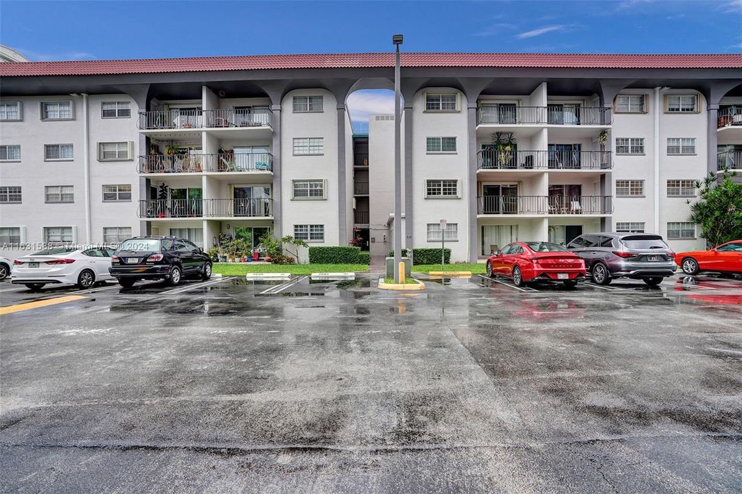 Active With Contract: $2,000 (1 beds, 1 baths, 780 Square Feet)