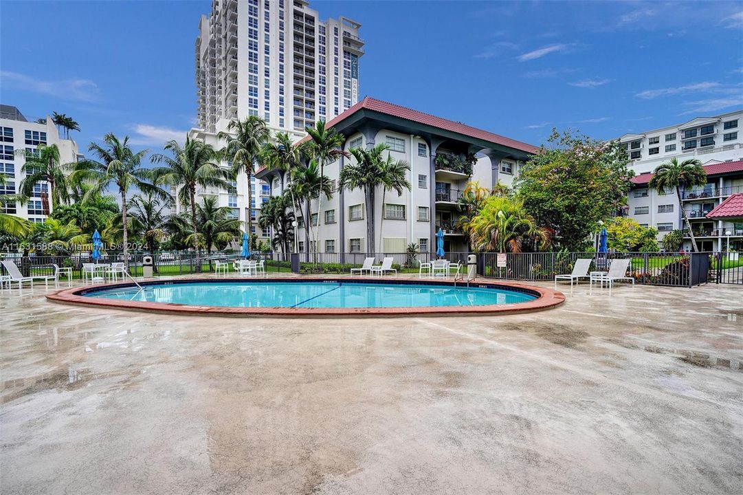 Active With Contract: $2,000 (1 beds, 1 baths, 780 Square Feet)