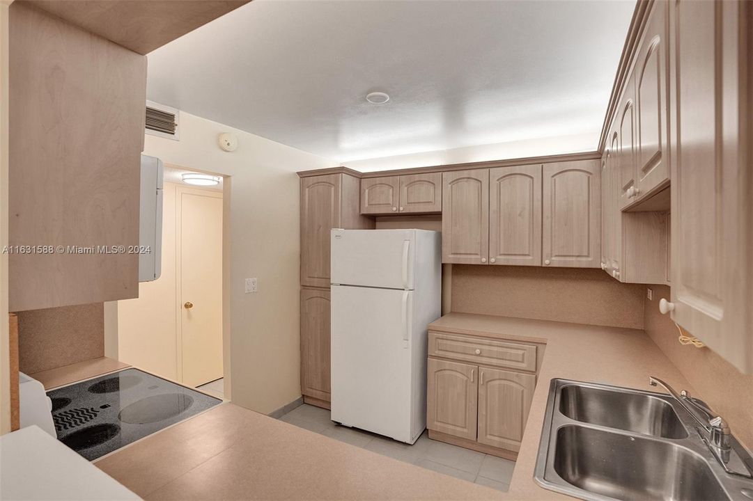 Active With Contract: $2,000 (1 beds, 1 baths, 780 Square Feet)