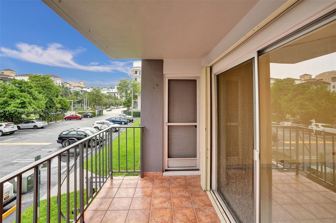 Active With Contract: $2,000 (1 beds, 1 baths, 780 Square Feet)