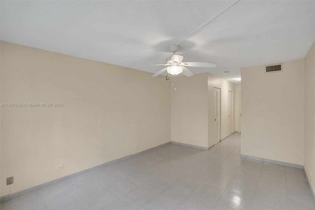 Active With Contract: $2,000 (1 beds, 1 baths, 780 Square Feet)