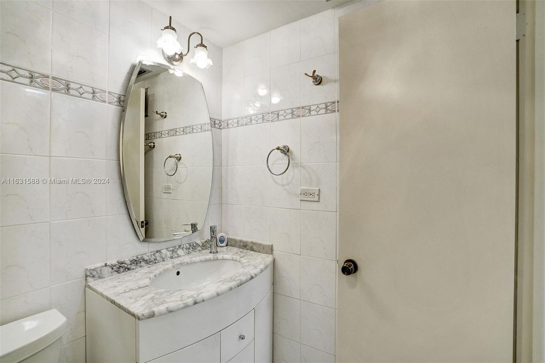 Active With Contract: $2,000 (1 beds, 1 baths, 780 Square Feet)