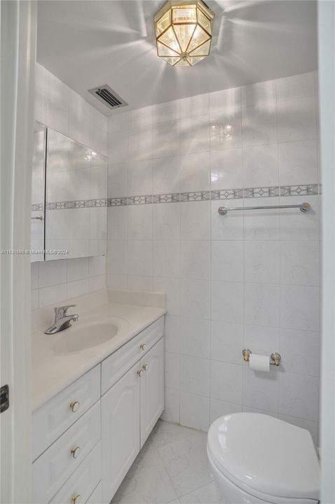 Active With Contract: $2,000 (1 beds, 1 baths, 780 Square Feet)