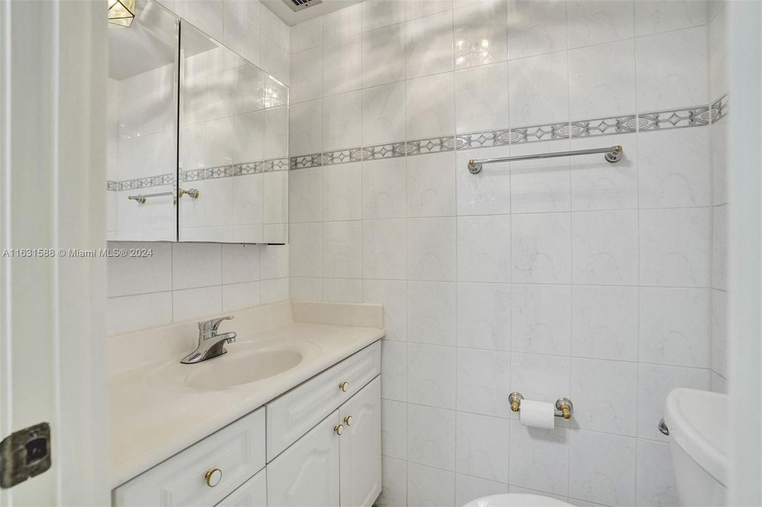 Active With Contract: $2,000 (1 beds, 1 baths, 780 Square Feet)