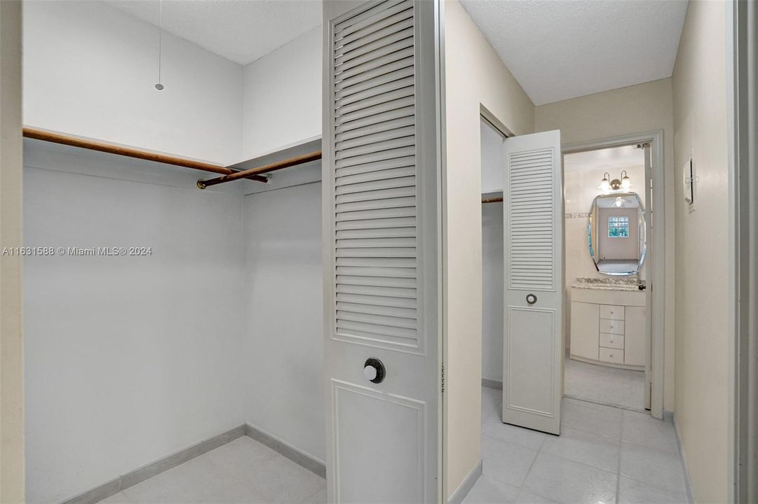 Active With Contract: $2,000 (1 beds, 1 baths, 780 Square Feet)