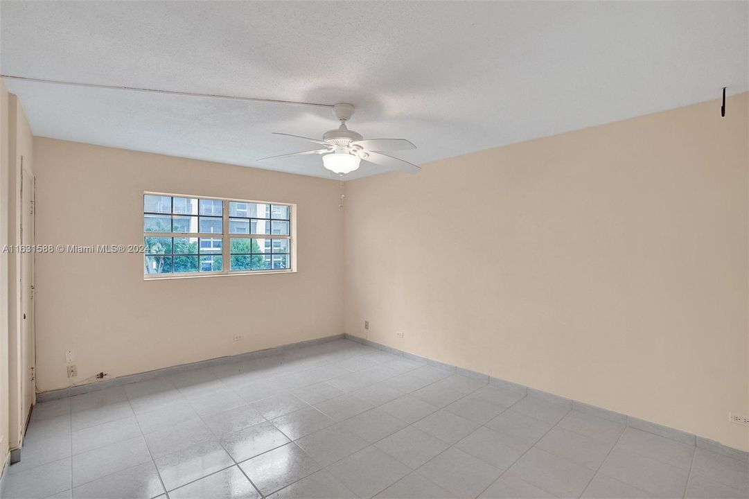 Active With Contract: $2,000 (1 beds, 1 baths, 780 Square Feet)