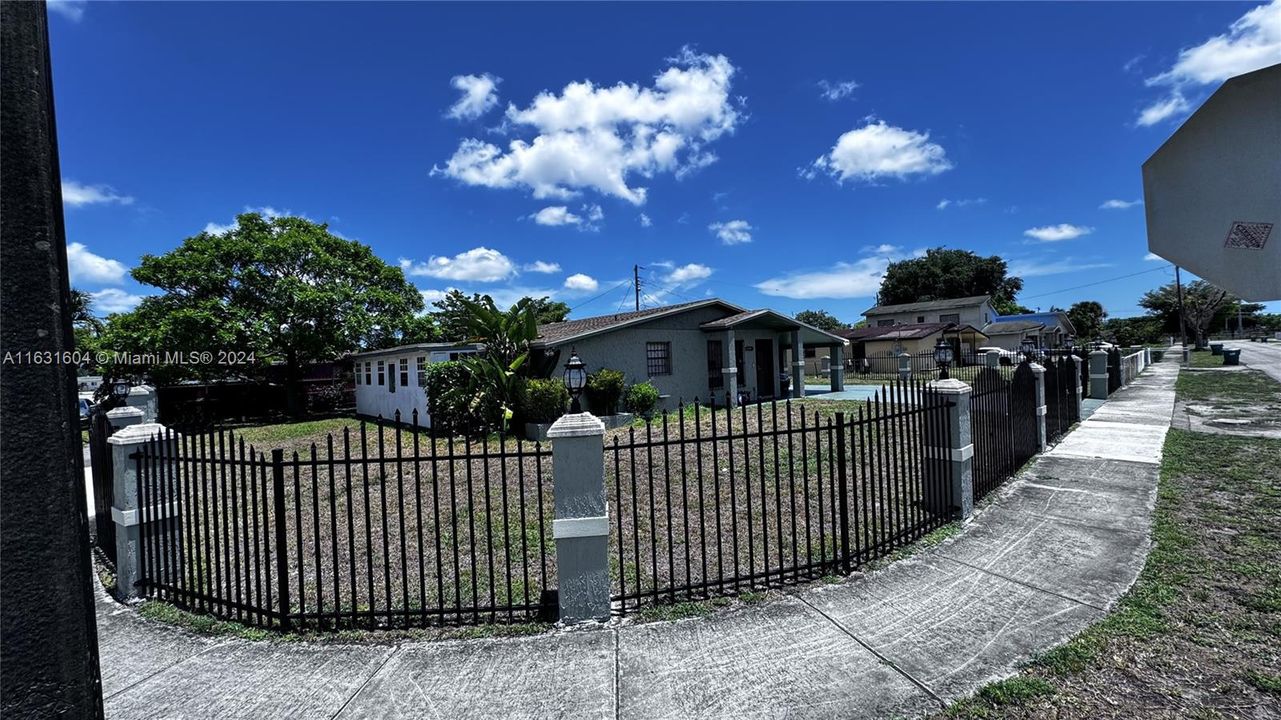 For Sale: $545,000 (3 beds, 2 baths, 1617 Square Feet)