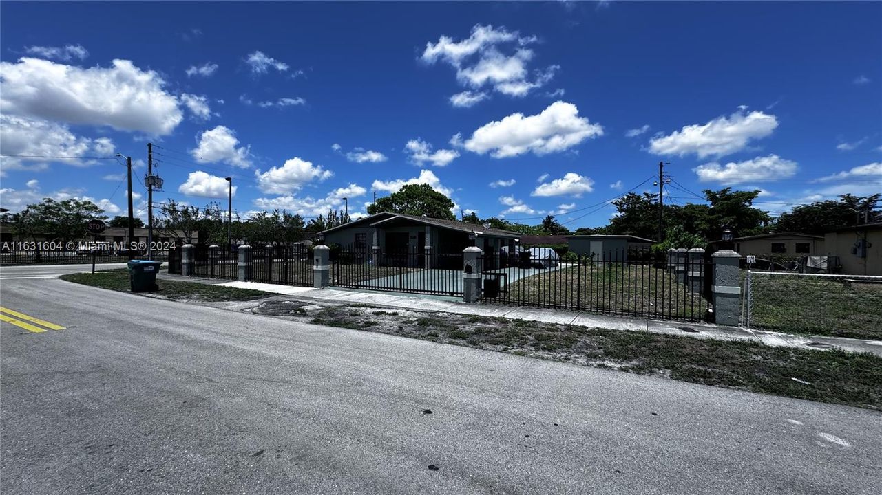 For Sale: $545,000 (3 beds, 2 baths, 1617 Square Feet)