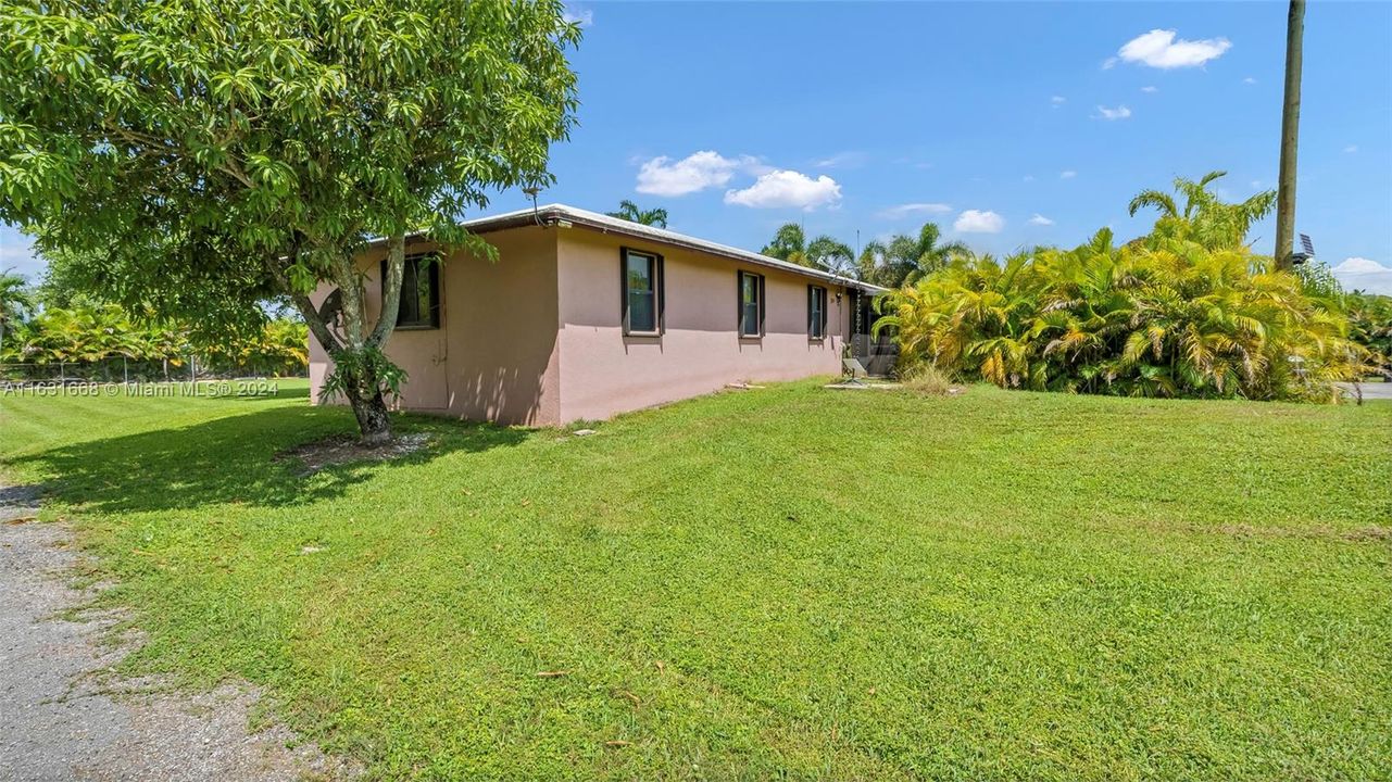 For Sale: $905,000 (3 beds, 2 baths, 1504 Square Feet)