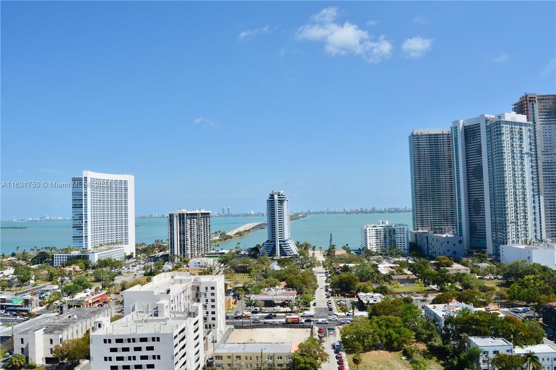 Recently Rented: $3,800 (1 beds, 1 baths, 725 Square Feet)