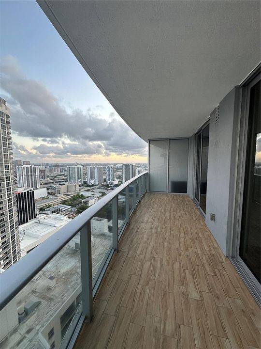 For Sale: $682,000 (1 beds, 2 baths, 888 Square Feet)