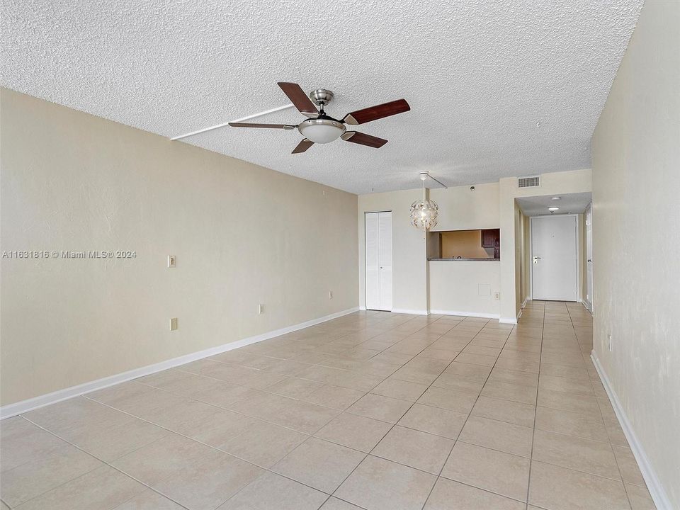 For Sale: $320,000 (1 beds, 1 baths, 840 Square Feet)